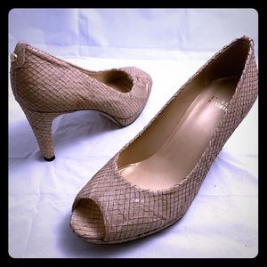 New Stuart Weitzman 10 tan snakeskin platform heel